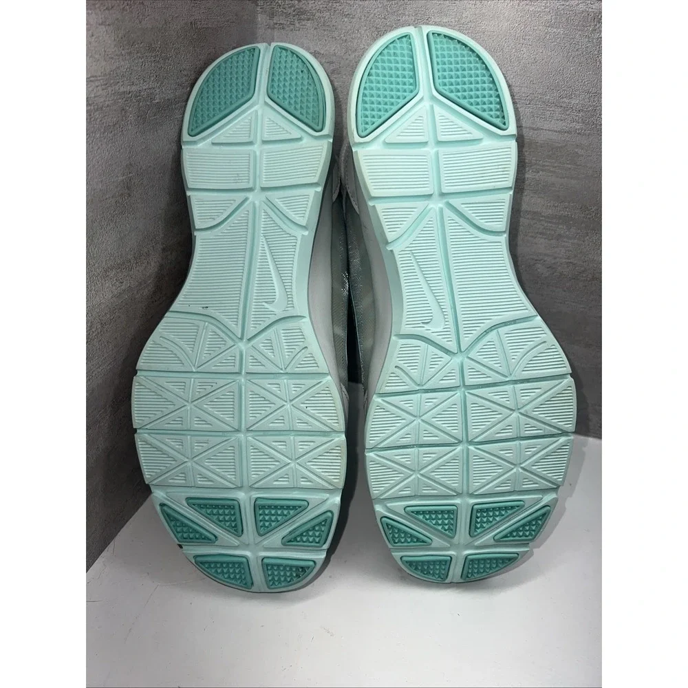 Nike White Mesh Turquoise Cross Training Sneaker Sz. 8.5 MINT!